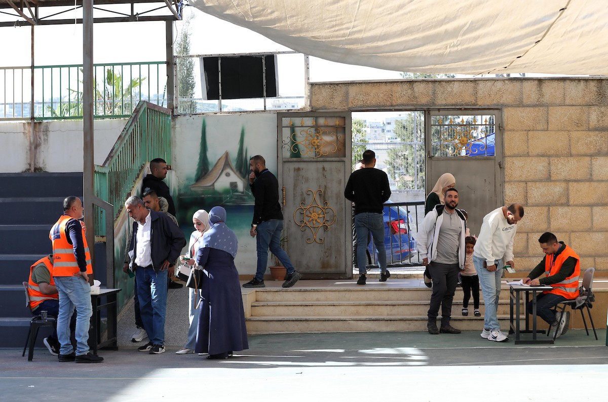 الفلسطينيون يدلون بأصواتهم خلال الانتخابات البلدية لعام 2026 في قرية السرة، غرب نابلس في الضفة الغربية، في 25 أبريل/نيسان 2026. (صورة: أيمن أمين)