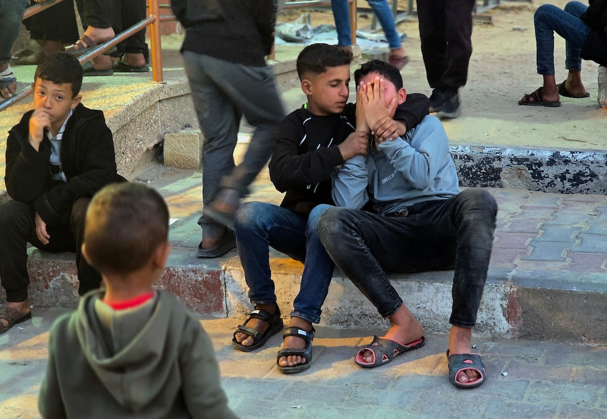 ودّع الفلسطينيون جثمان محمود إبراهيم البريم، الذي استشهد في غارات جوية إسرائيلية بطائرات مسيّرة قرب دوار أبو حامد، شرق خان يونس، جنوب قطاع غزة. 9 أبريل/نيسان 2026. تصوير: طارق محمد