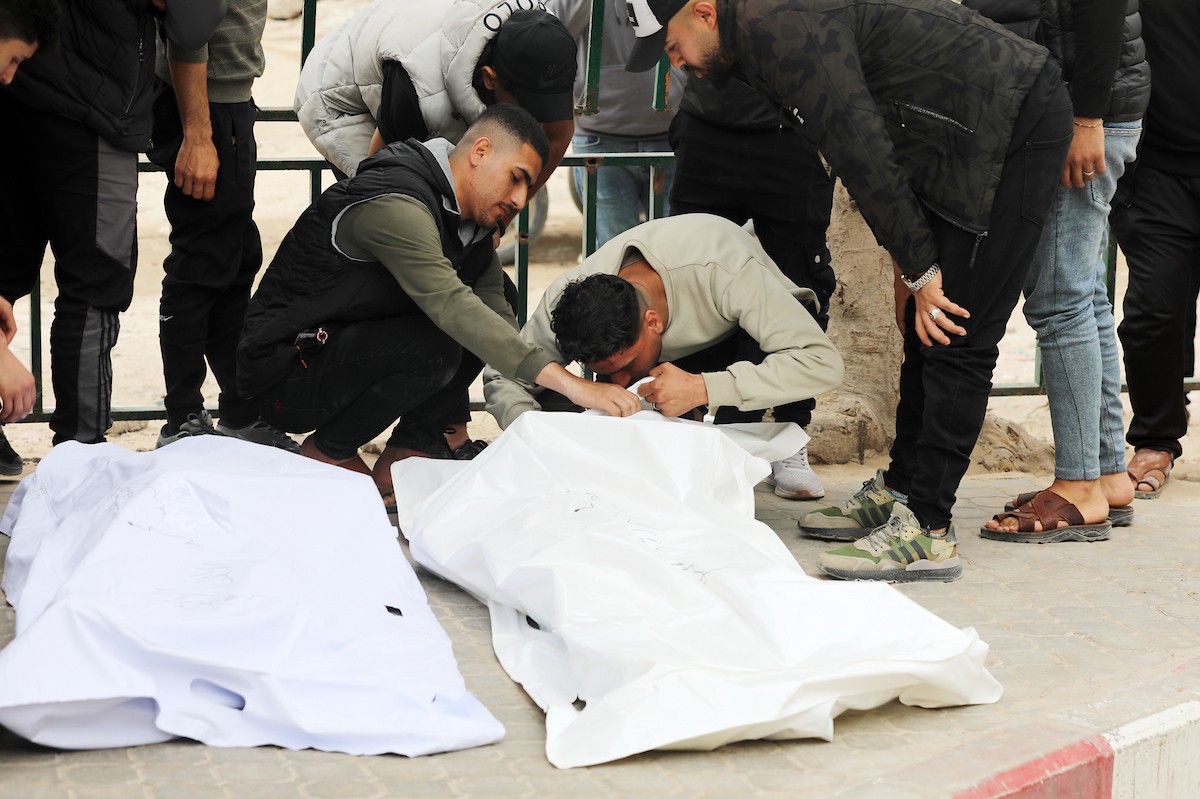 فلسطينيون ينوحون على جثامين مدنيين سقطوا في غارة إسرائيلية شمال قطاع غزة، خلال جنازة أقيمت في مستشفى الشفاء بمدينة غزة، في 26 أبريل/نيسان 2026. صورة: بلال أسامة