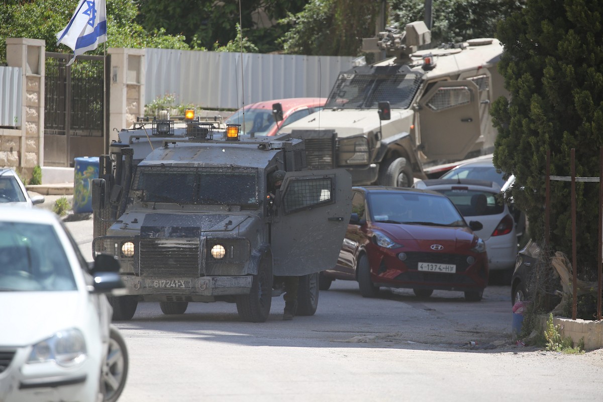 جنود إسرائيليون يقفون في أحد شوارع مدينة نابلس شمال الضفة الغربية، في 23 أبريل/نيسان 2026، خلال غارة للجيش الإسرائيلي. (صورة: محمد ناصر)