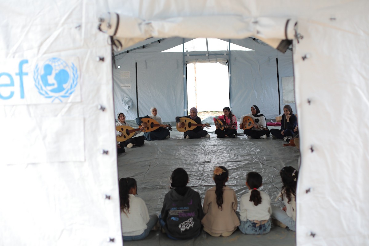 يشارك أطفال فلسطينيون في أنشطة ترفيهية ودعم نفسي اجتماعي في مخيم الزهور للنازحين في مخيم النصيرات للاجئين وسط قطاع غزة. 26 أبريل/نيسان 2026، (تصوير: حسن الجديدي)