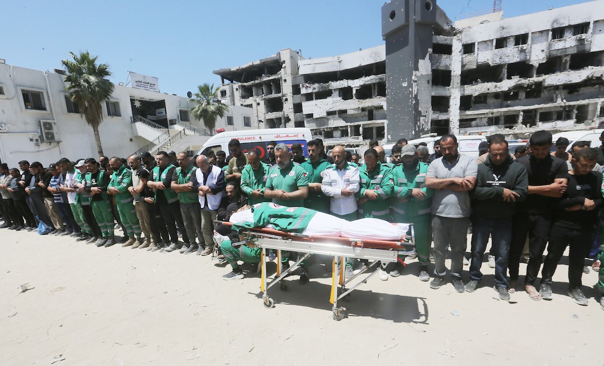 مشيعون فلسطينيون يودعون جثمان المسعف إبراهيم صقر خلال جنازته في مستشفى الشفاء بمدينة غزة في 29 أبريل/نيسان 2026. (صورة: بلال أسامة)