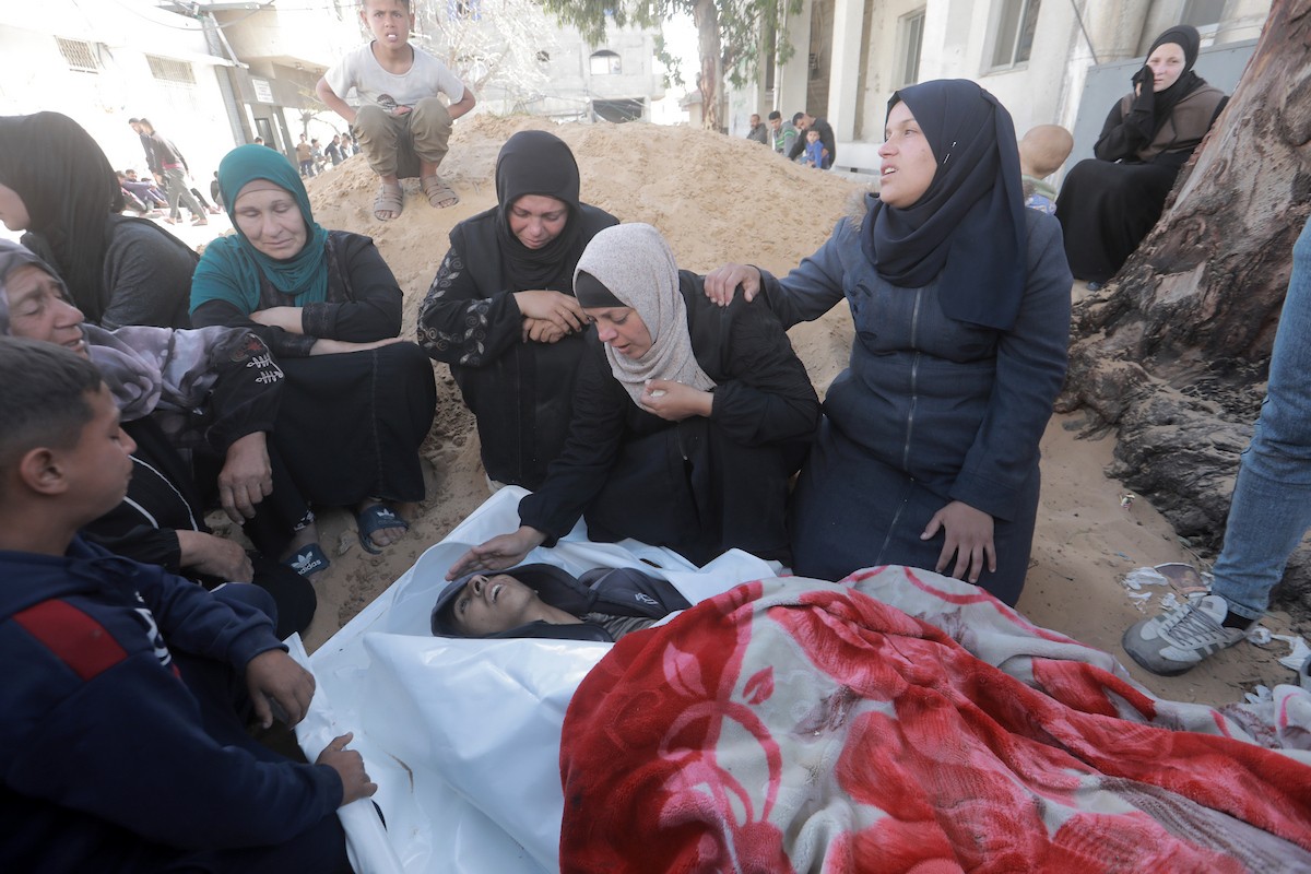 جثمان فلسطيني، قُتل بنيران دبابة إسرائيلية في منطقة بيت لاهيا شمال قطاع غزة، وفقًا لما أفاد به المسعفون، وذلك قبل تشييعه في مستشفى الشفاء بمدينة غزة في 11 أبريل/نيسان 2026.(صورة: بلال أسامة)