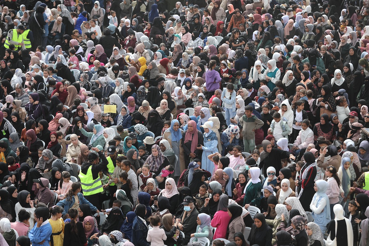 حفل زفاف جماعي لنحو 300 عروس وعريس، تحت عنوان فستان الفرح 2، نظمته مؤسسة الفارس الشم في دير البلح، وسط قطاع غزة، في 24 أبريل/نيسان 2026، (صورة: معز صالحي)