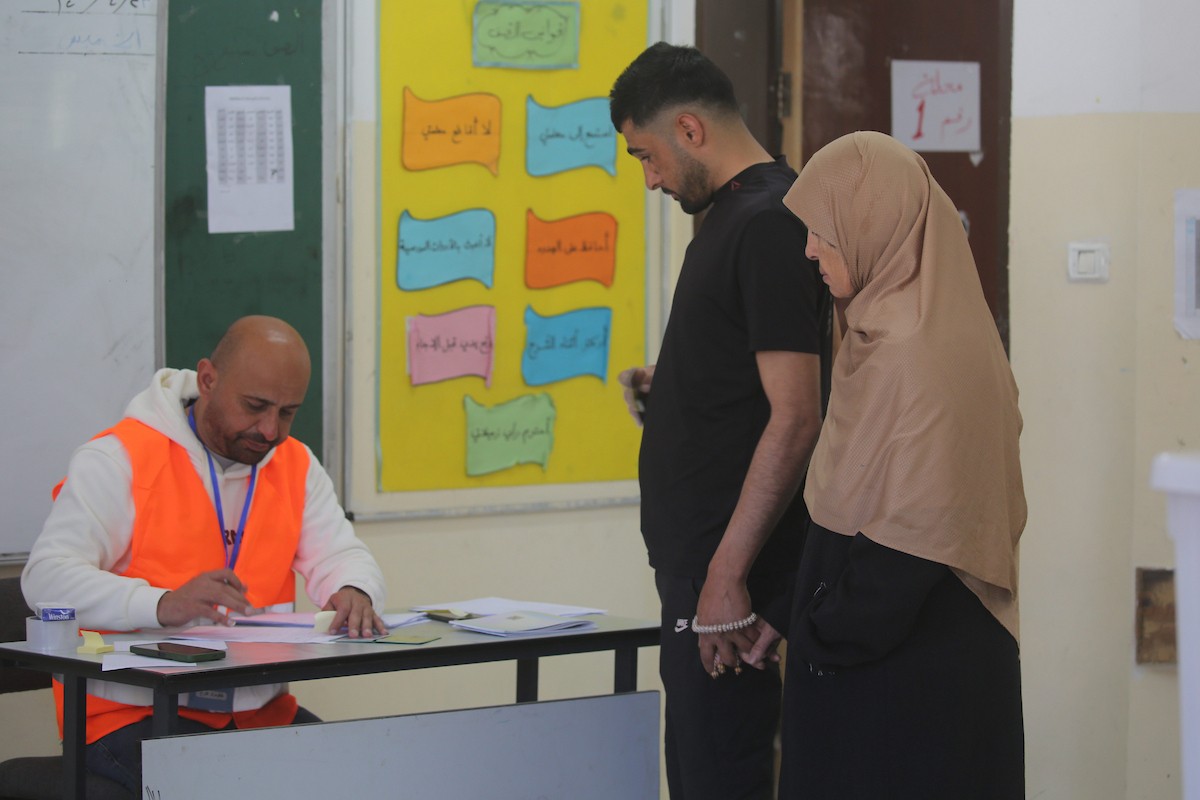 الناخبون الفلسطينيون في مراكز الاقتراع خلال انتخابات المجالس البلدية في بلدة بيت فوريك، شرق نابلس في الضفة الغربية، في 25 أبريل/نيسان 2026( صورة: محمد ناصر)
