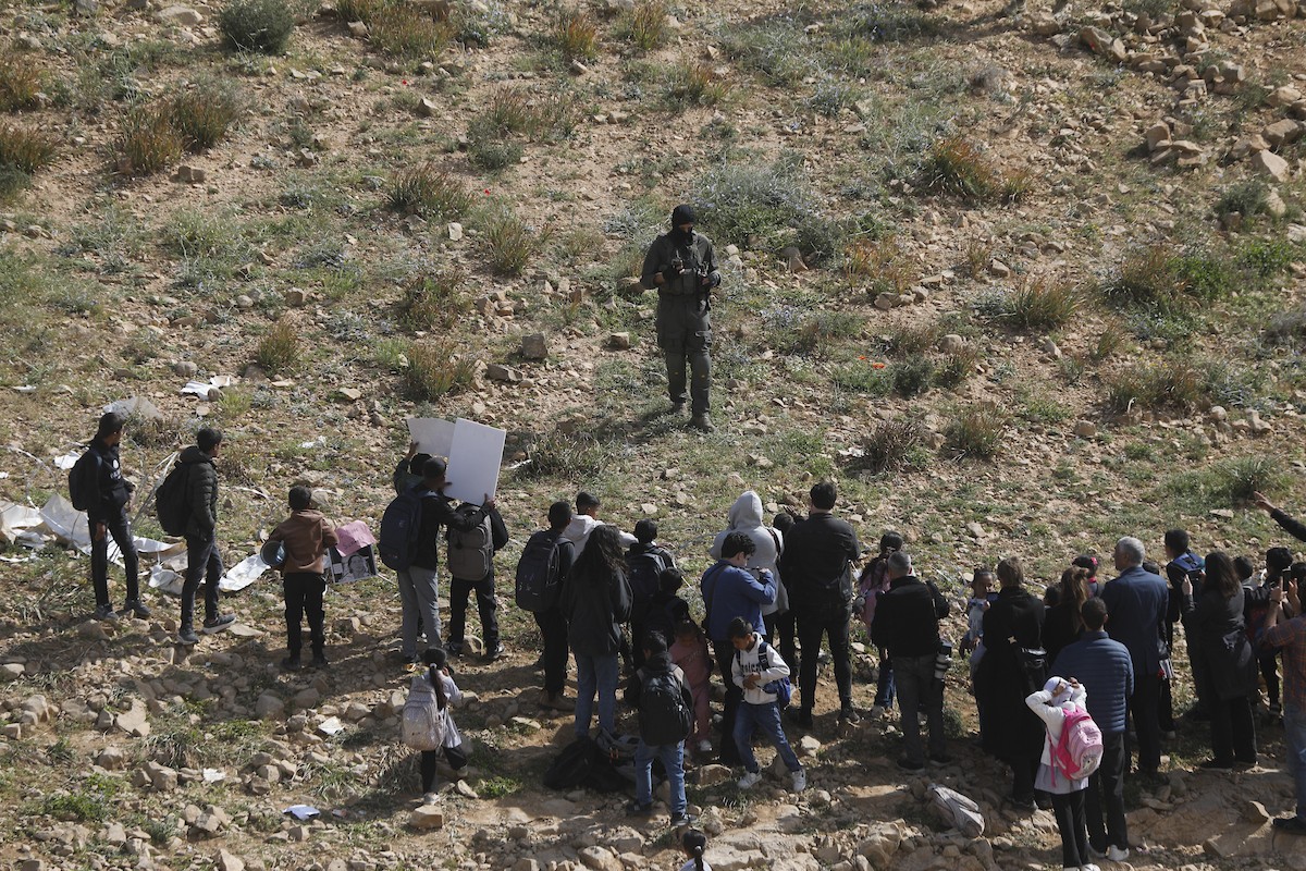 الخليل - أطفال خربة أم الخير وبمشاركة نشطاء سلام دوليين ينظمون وقفة سلمية احتجاجا على إغلاق الجيش الإسرائيلي للطريق الرئيسي المؤدي إلى مدارسهم منذ أسبوع، 19 أبريل/نيسان 2026. تصوير: مأمون وزواز