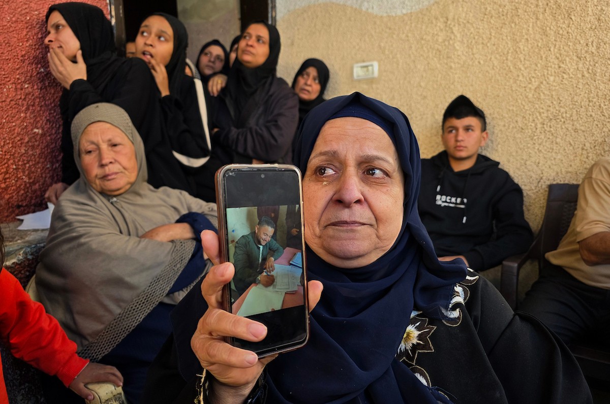 تعيش عائلة الفلسطيني درويش العتال في خان يونس جنوب قطاع غزة حالة من الحزن العميق، بعدما فقدت ابنها إثر غارة جوية إسرائيلية قبل يومين فقط من موعد زفافه، 23 أبريل/نيسان 2026. تصوير: طارق محمد