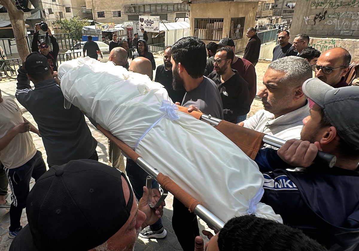 فلسطينيون يودعون جثمان مواطن قُتل في غارات جوية إسرائيلية بحي الشيخ رضوان في مدينة غزة. 6 أبريل/نيسان 2026. (صورة: هادي داود)