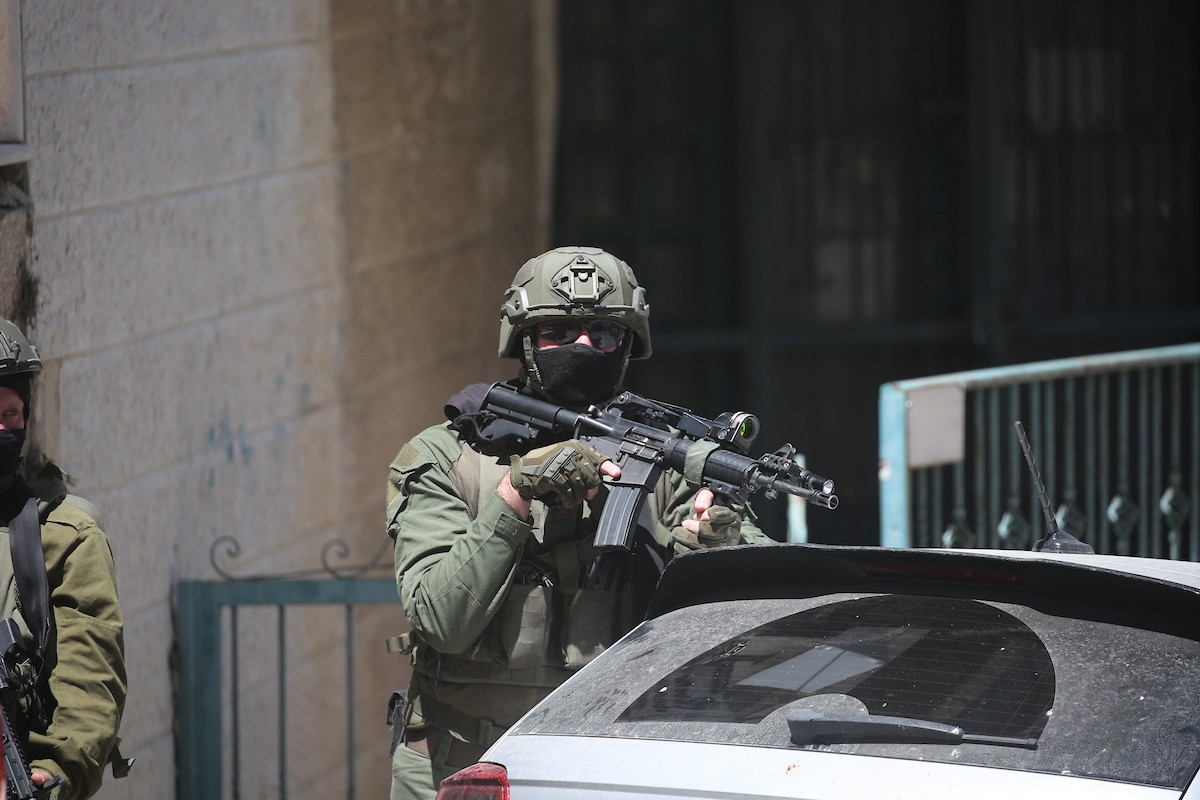 جنود إسرائيليون يقفون في أحد شوارع مدينة نابلس شمال الضفة الغربية، في 23 أبريل/نيسان 2026، خلال غارة للجيش الإسرائيلي. (صورة: محمد ناصر)