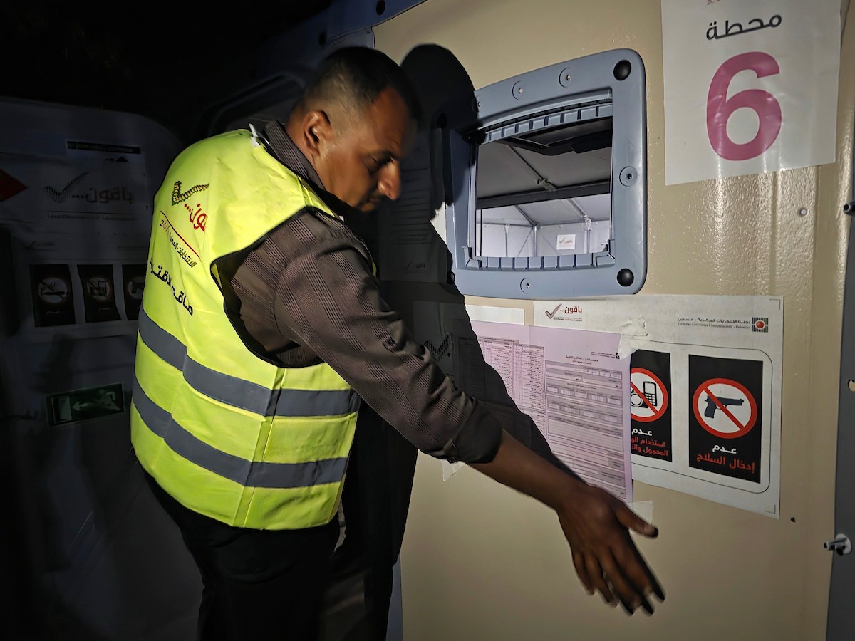 لجنة الانتخابات تُجري فرز قوائم المرشحين في الانتخابات المحلية الأولى في دير البلح وسط قطاع غزة منذ أكثر من عقدين، والأولى في الضفة الغربية منذ بدء حرب السابع من أكتوبر/ تشرين الأول 2023، 25 أبريل/نيسان 2026. (صورة: طارق محمد)