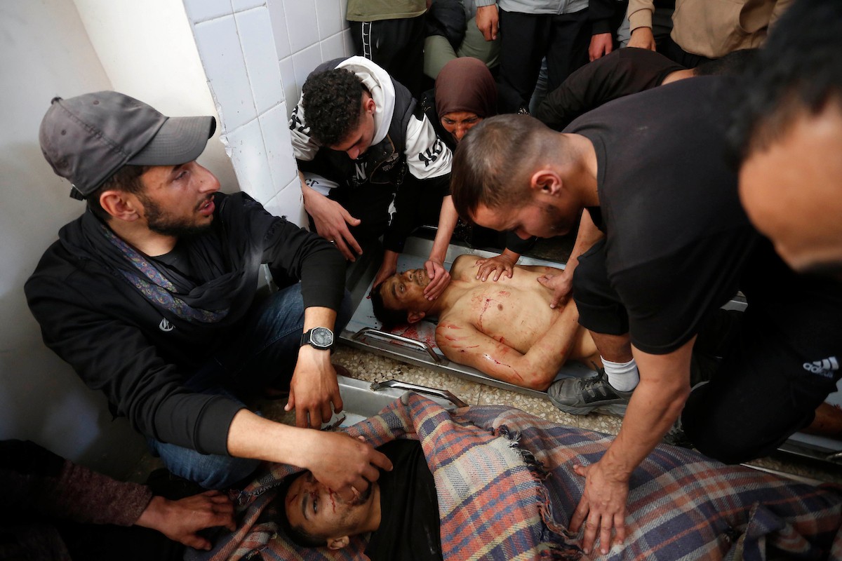 ودّع فلسطينيون عدداً من الجثث في مستشفى شهداء الأقصى بدير البلح. وقد سقط الضحايا جراء القصف الإسرائيلي وإطلاق النار من فصائل مسلحة متعاونة مع الجيش الإسرائيلي، شرق مخيم المغازي وسط قطاع غزة، في 6 أبريل/نيسان 2026. (صورة: أحمد إبراهيم)