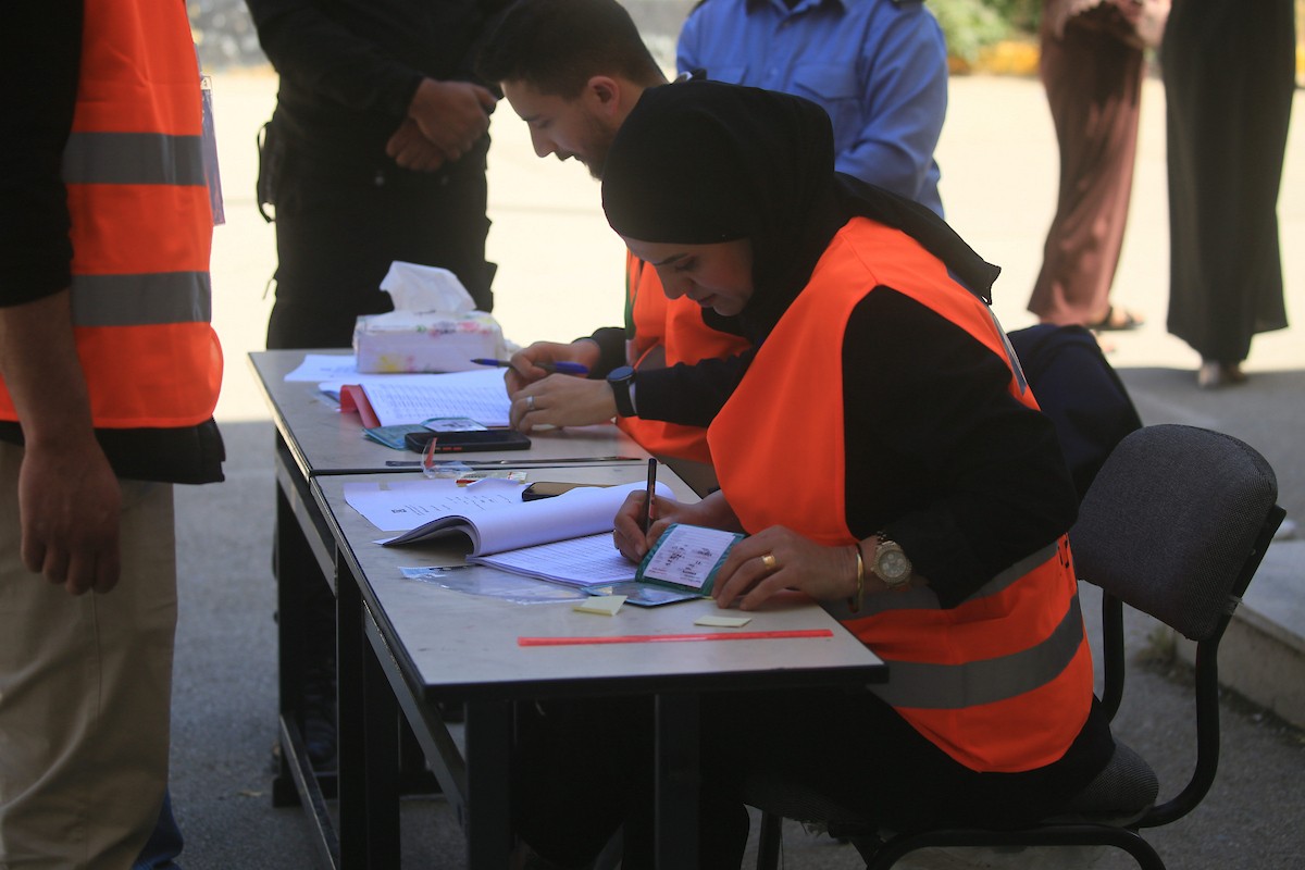 الناخبون الفلسطينيون في مراكز الاقتراع خلال انتخابات المجالس البلدية في بلدة بيت فوريك، شرق نابلس في الضفة الغربية، في 25 أبريل/نيسان 2026( صورة: محمد ناصر)