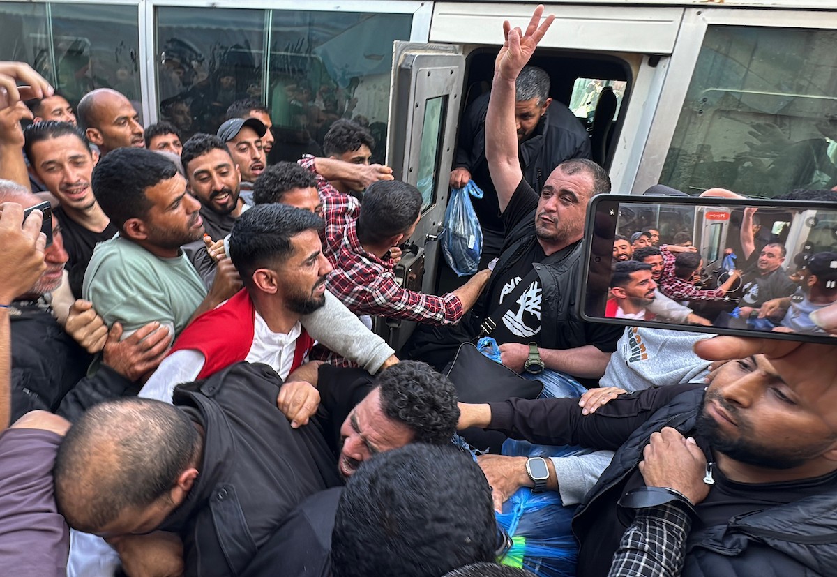 نُقل 24 أسيرًا فلسطينيًا أفرجت عنهم القوات الإسرائيلية إلى مستشفى شهداء الأقصى في دير البلح، وسط قطاع غزة، من قبل اللجنة الدولية للصليب الأحمر في 19 أبريل/نيسان 2026. (صورة: أحمد إبراهيم)