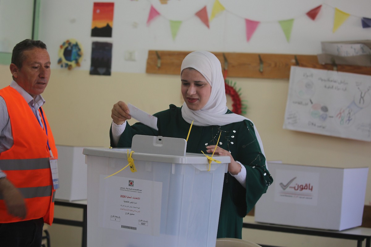 الناخبون الفلسطينيون في مراكز الاقتراع خلال انتخابات المجالس البلدية في بلدة بيت فوريك، شرق نابلس في الضفة الغربية، في 25 أبريل/نيسان 2026( صورة: محمد ناصر)