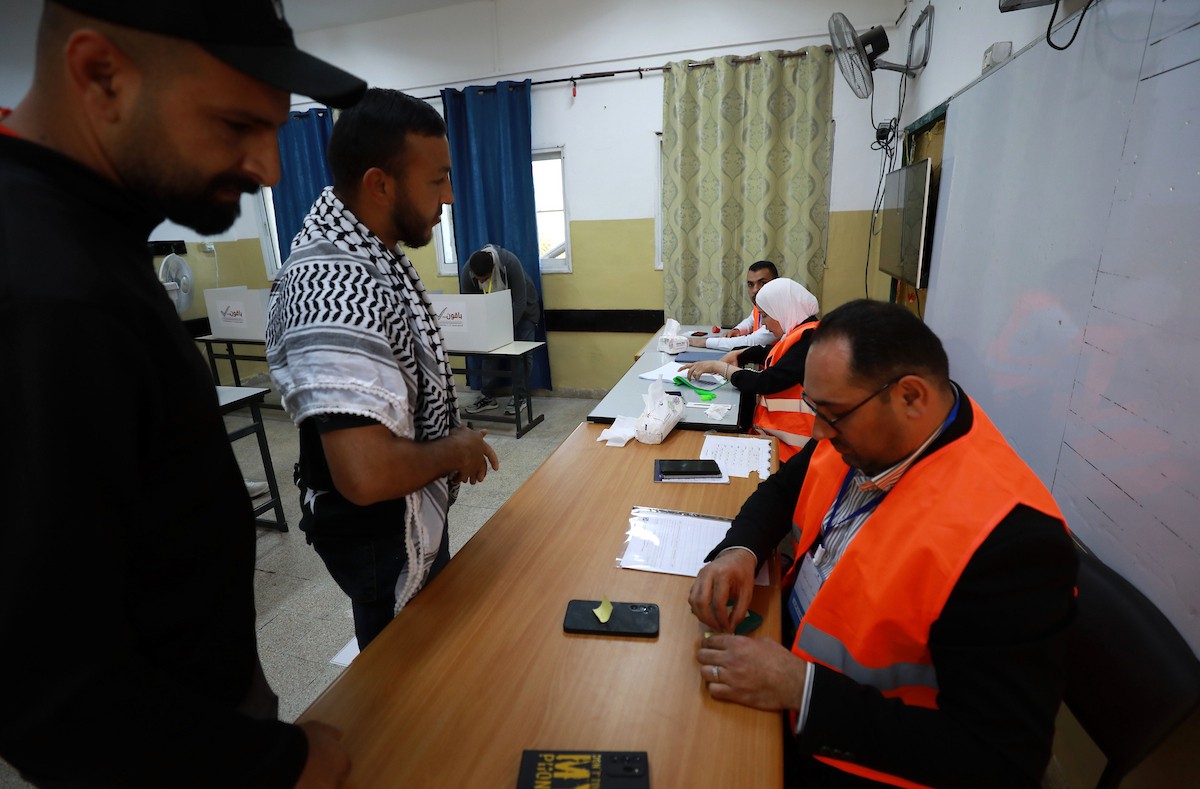 الفلسطينيون يدلون بأصواتهم خلال الانتخابات البلدية لعام 2026 في قرية السرة، غرب نابلس في الضفة الغربية، في 25 أبريل/نيسان 2026. (صورة: أيمن أمين)