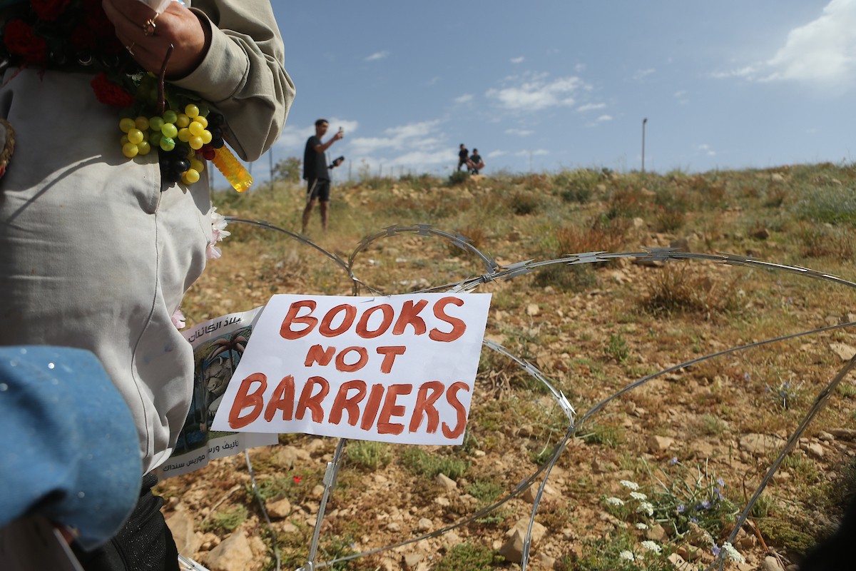 يواصل الطلاب الفلسطينيون اعتصامهم ودراستهم على جانب طريق أغلقه المستوطنون والقوات الإسرائيلية، في قرية أم الخير بمسافر يطا، قضاء الخليل جنوب الضفة الغربية. 26 أبريل/نيسان 2026،(صورة: مأمون وزواز)