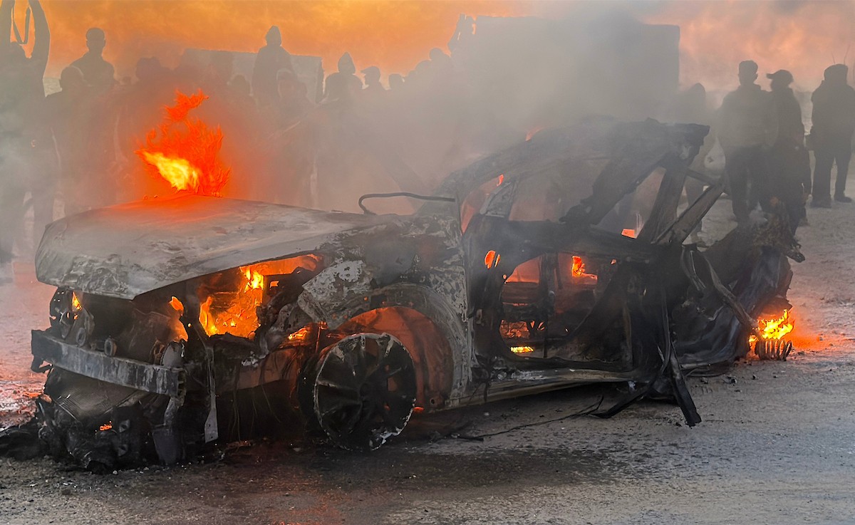 مركبة الزميل الصحفي الشهيد محمد وشاح، مراسل قناة الجزيرة مباشر بعد ان استهدفتها طائرة مسيّرة إسرائيلية غرب مدينة غزة  8 أبريل/نيسان 2026، (صورة: هادي داود )