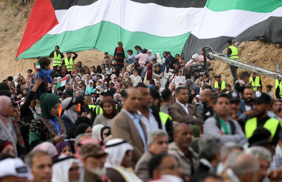 حفل زفاف جماعي لنحو 300 عروس وعريس، تحت عنوان فستان الفرح 2، نظمته مؤسسة الفارس الشم في دير البلح، وسط قطاع غزة، في 24 أبريل/نيسان 2026، (صورة: معز صالحي)