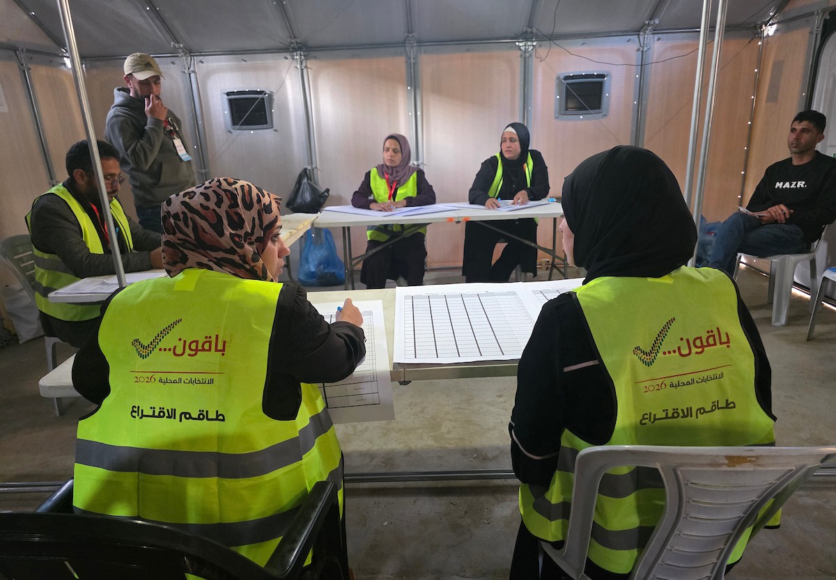 لجنة الانتخابات تُجري فرز قوائم المرشحين في الانتخابات المحلية الأولى في دير البلح وسط قطاع غزة منذ أكثر من عقدين، والأولى في الضفة الغربية منذ بدء حرب السابع من أكتوبر/ تشرين الأول 2023، 25 أبريل/نيسان 2026. (صورة: طارق محمد)