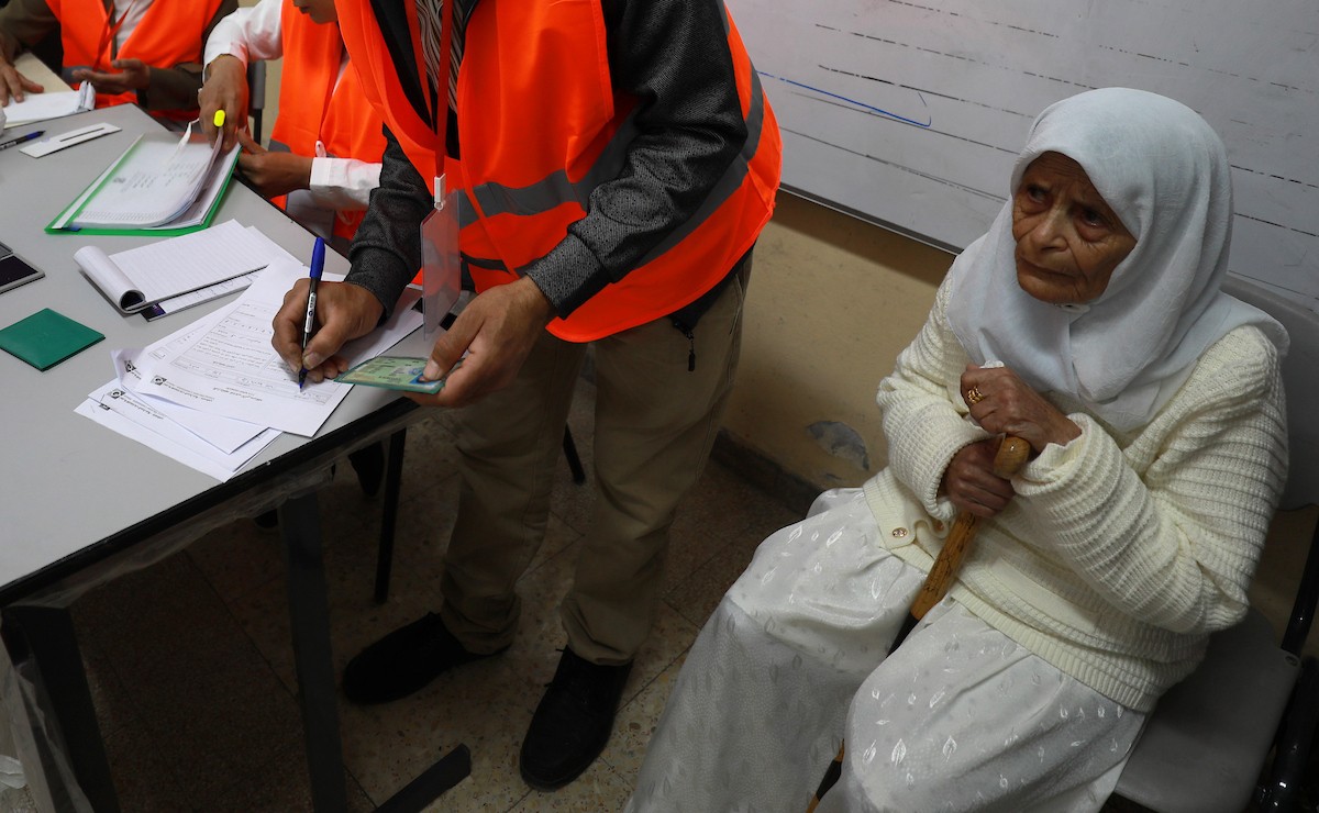 الفلسطينيون يدلون بأصواتهم خلال الانتخابات البلدية لعام 2026 في قرية السرة، غرب نابلس في الضفة الغربية، في 25 أبريل/نيسان 2026. (صورة: أيمن أمين)