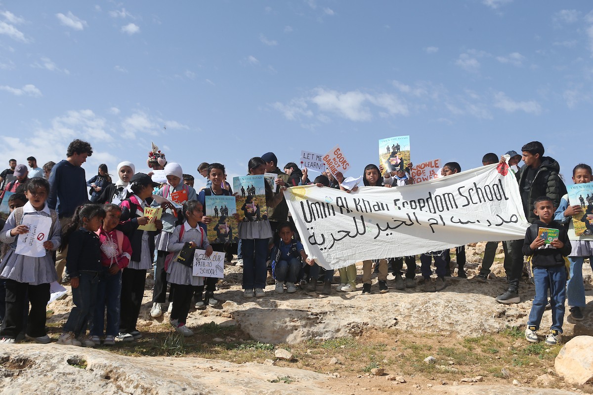 يواصل الطلاب الفلسطينيون اعتصامهم ودراستهم على جانب طريق أغلقه المستوطنون والقوات الإسرائيلية، في قرية أم الخير بمسافر يطا، قضاء الخليل جنوب الضفة الغربية. 26 أبريل/نيسان 2026،(صورة: مأمون وزواز)