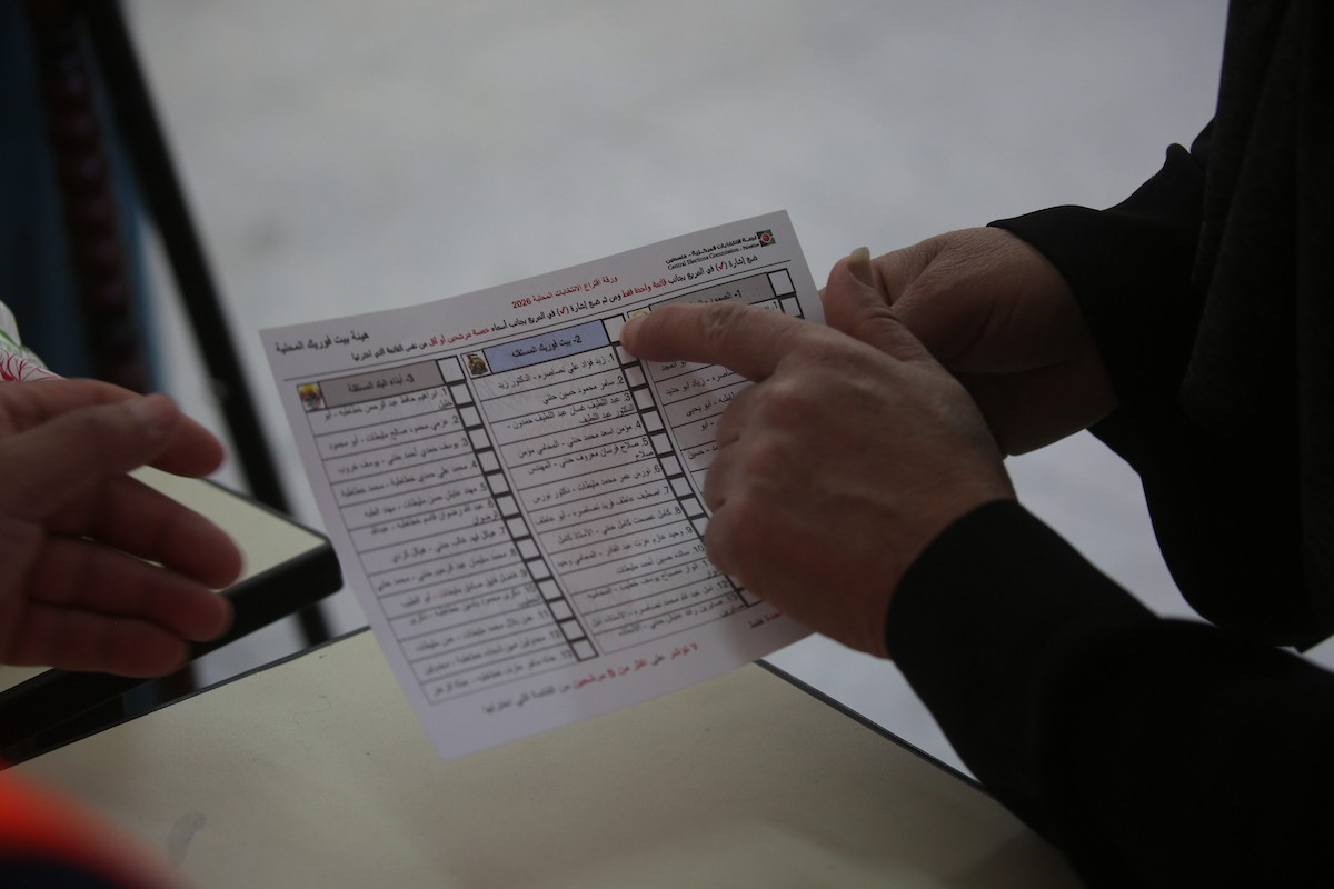 الناخبون الفلسطينيون في مراكز الاقتراع خلال انتخابات المجالس البلدية في بلدة بيت فوريك، شرق نابلس في الضفة الغربية، في 25 أبريل/نيسان 2026( صورة: محمد ناصر)