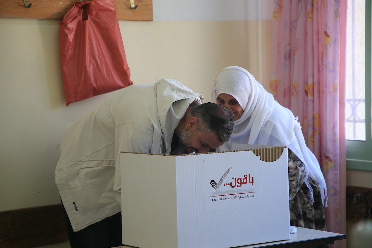 الناخبون الفلسطينيون في مراكز الاقتراع خلال انتخابات المجالس البلدية في بلدة بيت فوريك، شرق نابلس في الضفة الغربية، في 25 أبريل/نيسان 2026( صورة: محمد ناصر)
