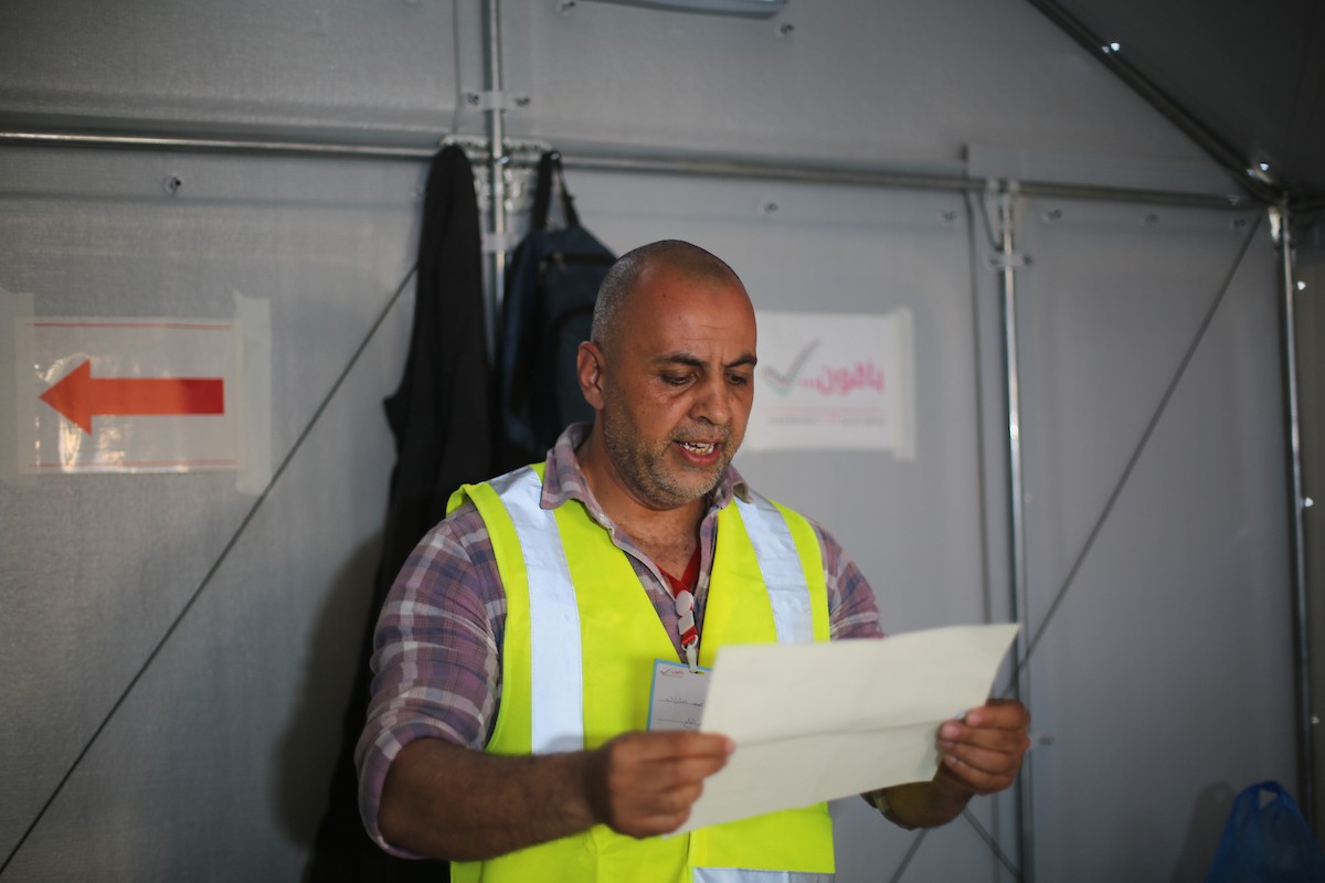 فرز أصوات الناخبين داخل مركز اقتراع في دير البلح، في 25 أبريل/نيسان 2026. وقد جرت الانتخابات البلدية اليوم في الضفة الغربية ووسط قطاع غزة، في أول انتخابات منذ بدء حرب غزة. (صورة: هادي داود)