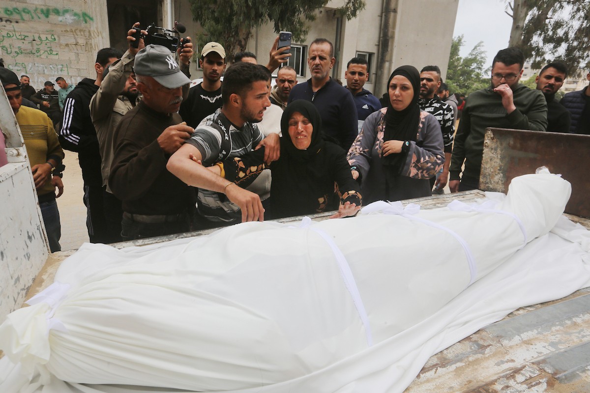 فلسطينيون ينوحون على جثامين مدنيين سقطوا في غارة إسرائيلية شمال قطاع غزة، خلال جنازة أقيمت في مستشفى الشفاء بمدينة غزة، في 26 أبريل/نيسان 2026. صورة: بلال أسامة