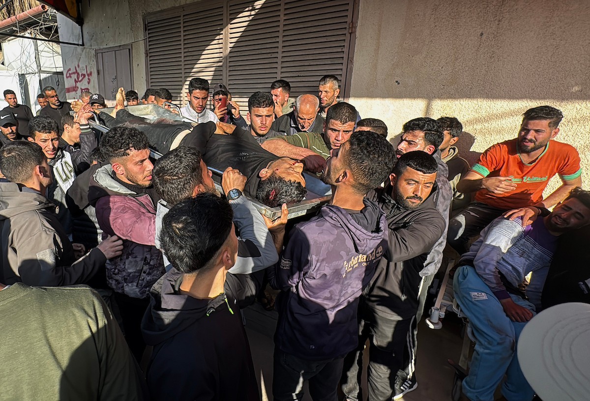 وصل عدد من الجثث وعشرات الجرحى، بينهم أطفال، إلى مستشفى شهداء الأقصى في دير البلح، نتيجة القصف الإسرائيلي وإطلاق النار من قبل جماعات مسلحة متعاونة مع الجيش الإسرائيلي، شرق مخيم المغازي في وسط قطاع غزة، في 6 أبريل/نيسان 2026. (صورة: أحمد إبراهيم)