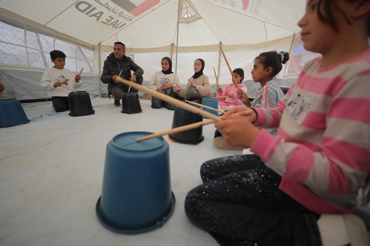 يشارك أطفال فلسطينيون في أنشطة ترفيهية ودعم نفسي اجتماعي في مخيم الزهور للنازحين في مخيم النصيرات للاجئين وسط قطاع غزة. 26 أبريل/نيسان 2026، (تصوير: حسن الجديدي)