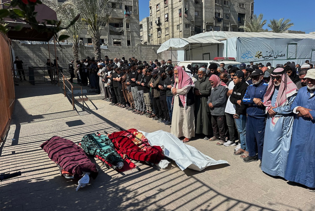 ودّع الفلسطينيون جثمان يحيى أبو شلهوب، الذي استشهد فجر اليوم في غارة جوية إسرائيلية على منطقة المسلخ جنوب خان يونس في جنوب قطاع غزة. 23 أبريل/نيسان 2026. صورة: طارق محمد