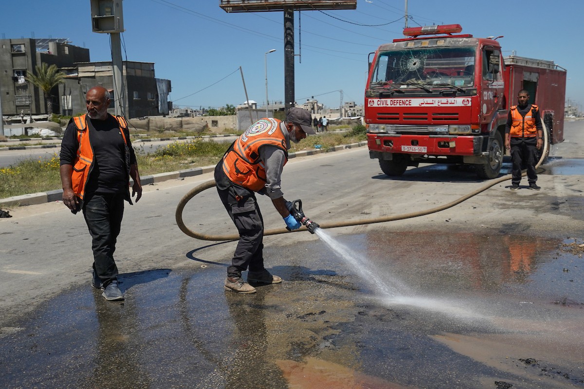فلسطينيون يتفقدون سيارة مدنية مدمرة بعد استهدافها في غارة جوية إسرائيلية أسفرت عن مقتل ثلاثة أشخاص في شارع صلاح الدين، جنوب مخيم البريج للاجئين وسط قطاع غزة، 23 أبريل/نيسان 2026. صورة: رمزي أبو عامر