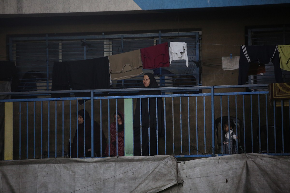 فلسطينيون نازحون يشاركون في حفل زفاف الشاب ماهر حمدية داخل مدرسة حُوّلت إلى مأوى في مخيم النصيرات، وسط قطاع غزة، 26 أبريل/نيسان 2026. (تصوير: حسن الجديدي)