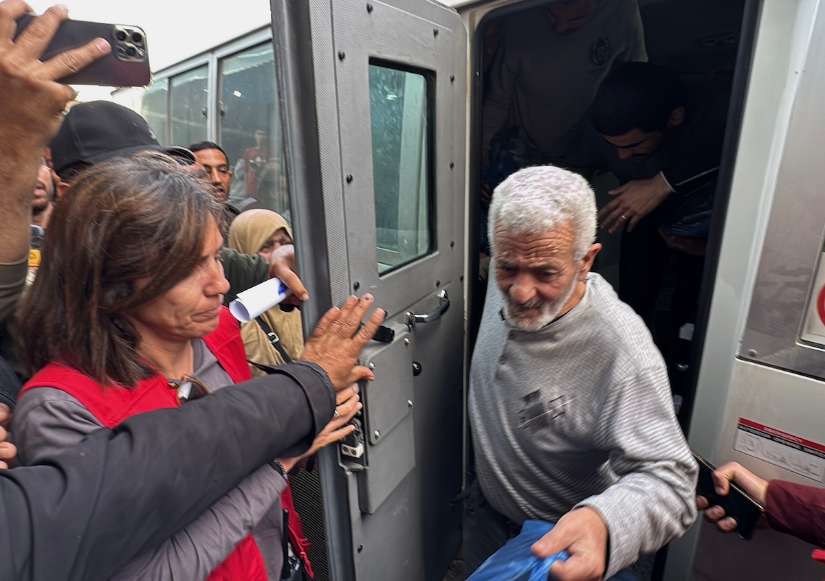 وصل اثنا عشر أسيرًا فلسطينيًا، بينهم امرأة، كانوا قد أُفرج عنهم من سجون الاحتلال الإسرائيلي، إلى مستشفى شهداء الأقصى في دير البلح، وسط قطاع غزة، في 15 أبريل/نيسان 2026، (صورة: أحمد إبراهيم)