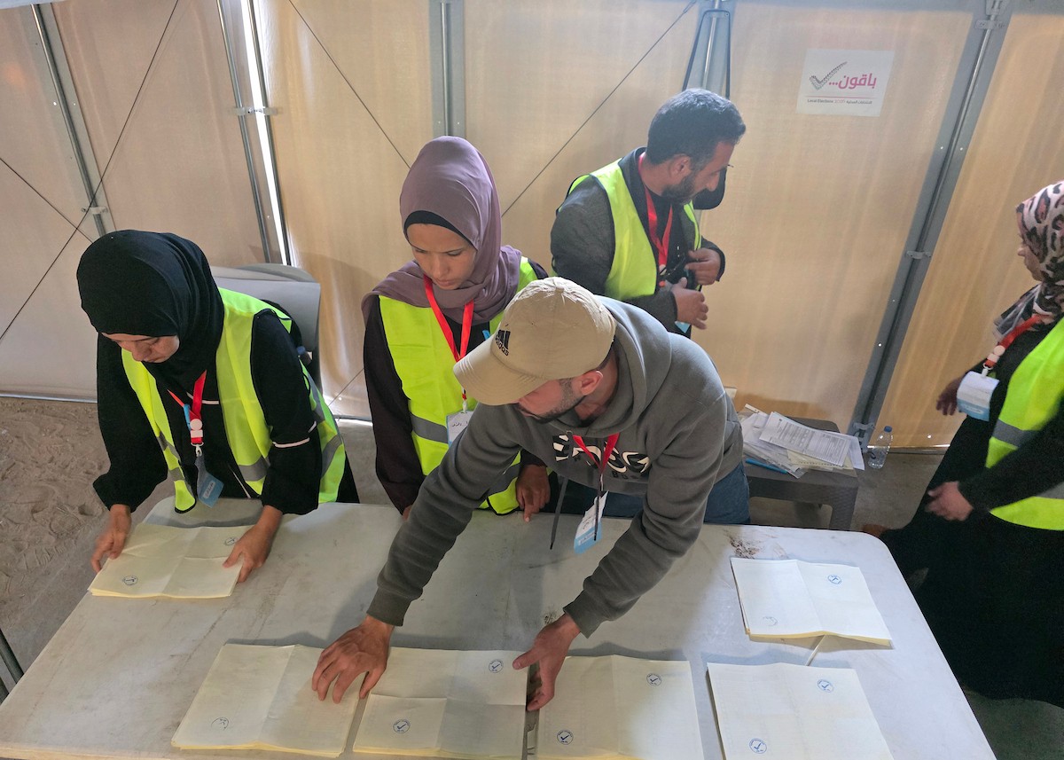 لجنة الانتخابات تُجري فرز قوائم المرشحين في الانتخابات المحلية الأولى في دير البلح وسط قطاع غزة منذ أكثر من عقدين، والأولى في الضفة الغربية منذ بدء حرب السابع من أكتوبر/ تشرين الأول 2023، 25 أبريل/نيسان 2026. (صورة: طارق محمد)
