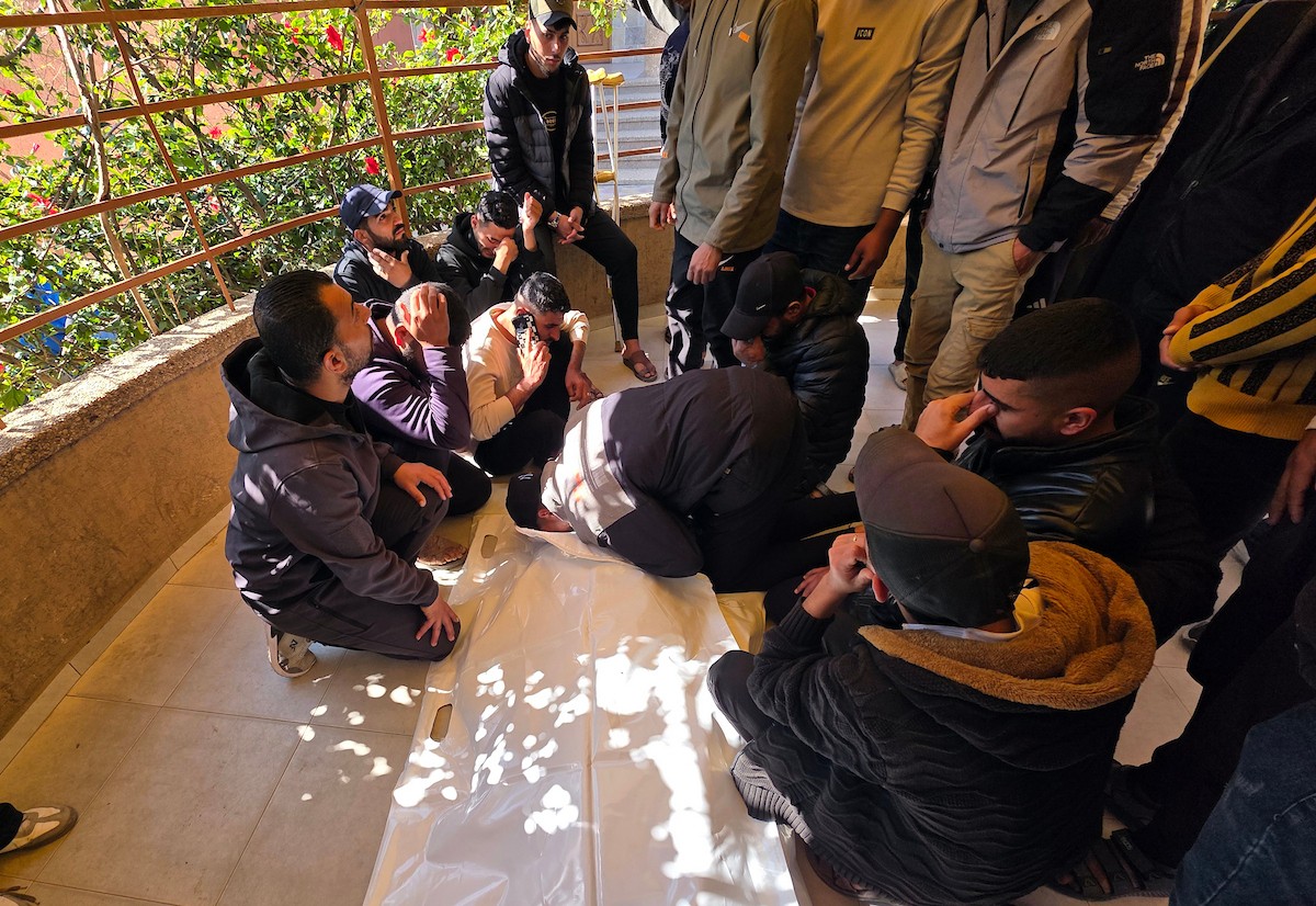 ودّعَ فلسطينيون جثمان يوسف منصور، الذي استُشهد في غارة جوية إسرائيلية أثناء صيده الطيور في منطقة المواصي بخان يونس، جنوب قطاع غزة. 9 أبريل/نيسان 2026. صورة: طارق محمد