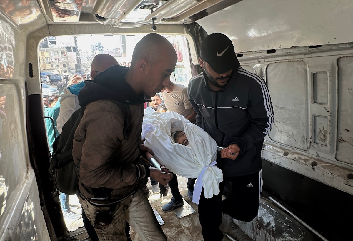 فلسطينيون يودعون جثمان مواطن قُتل في غارات جوية إسرائيلية بحي الشيخ رضوان في مدينة غزة. 6 أبريل/نيسان 2026. (صورة: هادي داود)