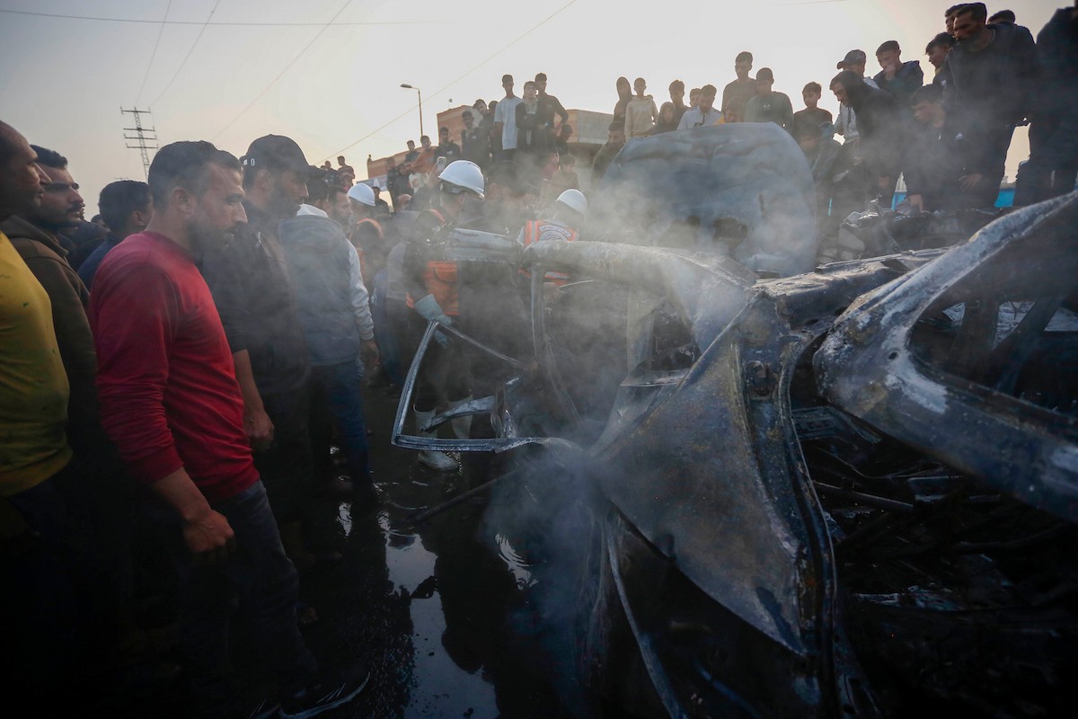 يتفقد فلسطينيون آثار غارة جوية إسرائيلية استهدفت مركبة في شارع صلاح الدين قرب مدخل مخيم المغازي للاجئين وسط قطاع غزة، في 4 أبريل/نيسان 2026.  (صورة: أحمد إبراهيم)