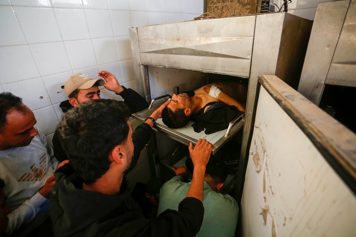 ودّع فلسطينيون عدداً من الجثث في مستشفى شهداء الأقصى بدير البلح. وقد سقط الضحايا جراء القصف الإسرائيلي وإطلاق النار من فصائل مسلحة متعاونة مع الجيش الإسرائيلي، شرق مخيم المغازي وسط قطاع غزة، في 6 أبريل/نيسان 2026. (صورة: أحمد إبراهيم)