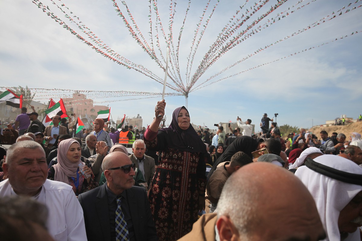 حفل زفاف جماعي لنحو 300 عروس وعريس، تحت عنوان فستان الفرح 2، نظمته مؤسسة الفارس الشم في دير البلح، وسط قطاع غزة، في 24 أبريل/نيسان 2026، (صورة: معز صالحي)