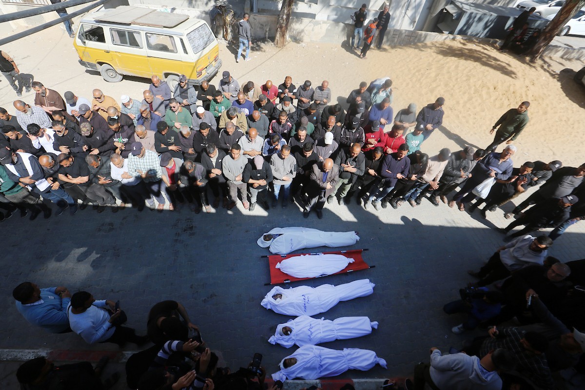 ودّع فلسطينيون جثامين 5 مواطنين بينهم 3 أطفال في مستشفى الشفاء بمدينة غزة، وكانوا قد سقطوا ليلة أمس في غارة إسرائيلية بمنطقة بيت لاهيا شمال قطاع غزة. 23 أبريل/نيسان 2026. صورة: بلال أسامة