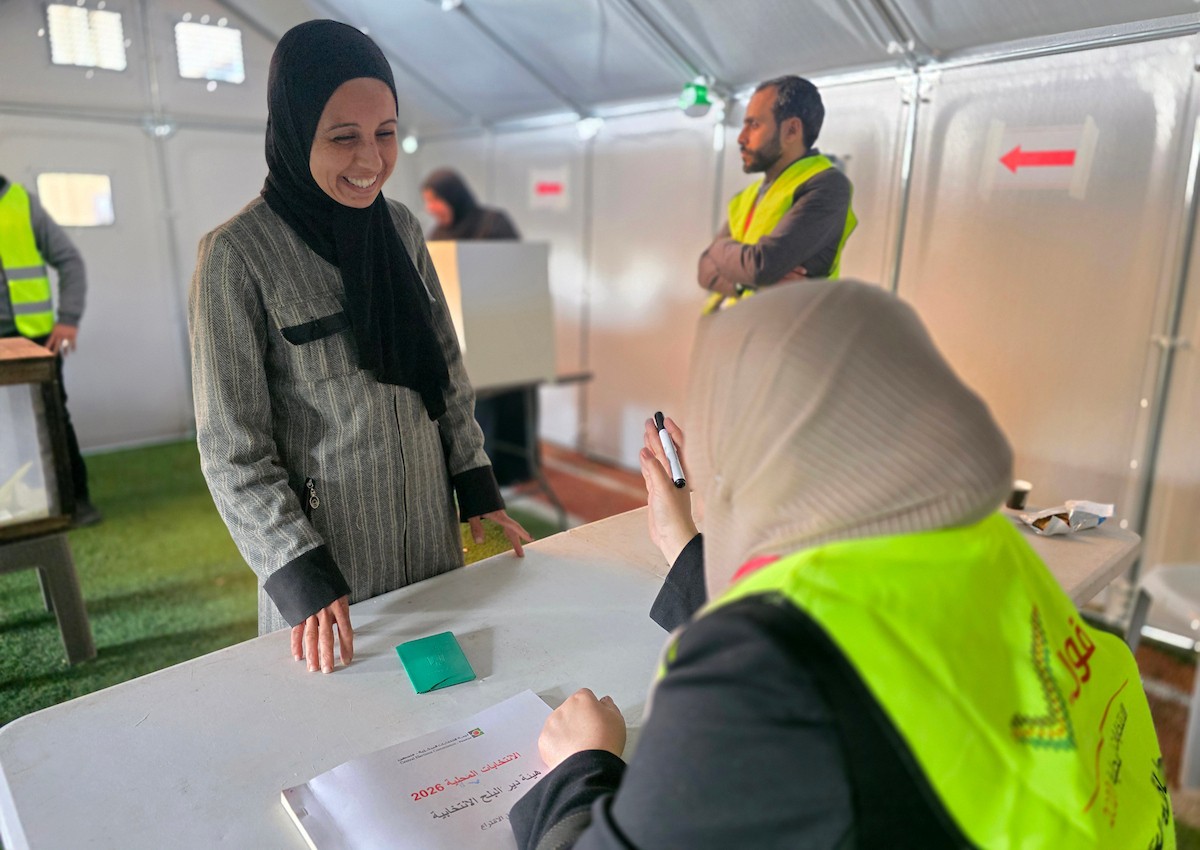 الفلسطينيون يدلون بأصواتهم في مركز اقتراع خلال الانتخابات البلدية في دير البلح، قطاع غزة، في 25 أبريل/نيسان 2026 بعد أكثر من 20 عاما، (صورة: طارق محمد)