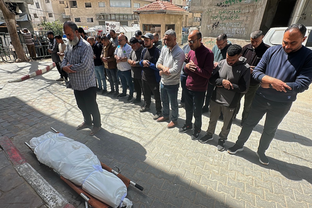 فلسطينيون يودعون جثمان مواطن قُتل في غارات جوية إسرائيلية بحي الشيخ رضوان في مدينة غزة. 6 أبريل/نيسان 2026. (صورة: هادي داود)