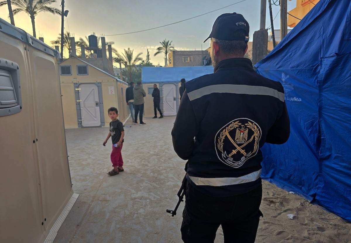 لجنة الانتخابات تُجري فرز قوائم المرشحين في الانتخابات المحلية الأولى في دير البلح وسط قطاع غزة منذ أكثر من عقدين، والأولى في الضفة الغربية منذ بدء حرب السابع من أكتوبر/ تشرين الأول 2023، 25 أبريل/نيسان 2026. (صورة: طارق محمد)