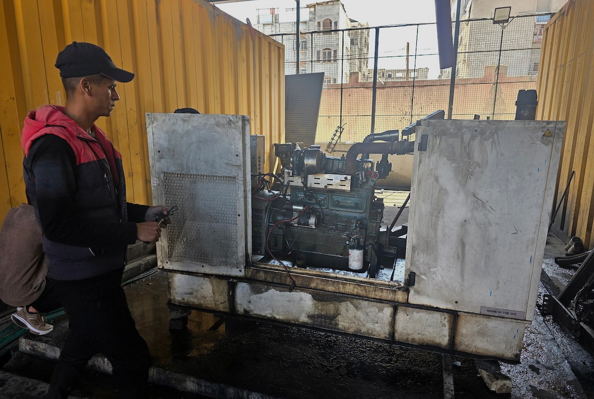 عقدت إدارة مجمع ناصر الطبي في خان يونس، جنوب قطاع غزة، مؤتمراً صحفياً ناقشت خلاله العواقب الوخيمة لنقص النفط وقطع الغيار اللازمة لتشغيل المولدات الكهربائية، وتأثير ذلك على الخدمات الصحية المقدمة، 12 أبريل/نيسان 2026. تصوير: طارق محمد