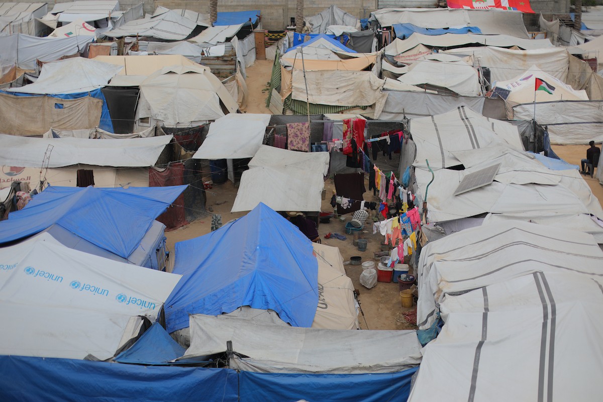 يشارك أطفال فلسطينيون في أنشطة ترفيهية ودعم نفسي اجتماعي في مخيم الزهور للنازحين في مخيم النصيرات للاجئين وسط قطاع غزة. 26 أبريل/نيسان 2026، (تصوير: حسن الجديدي)