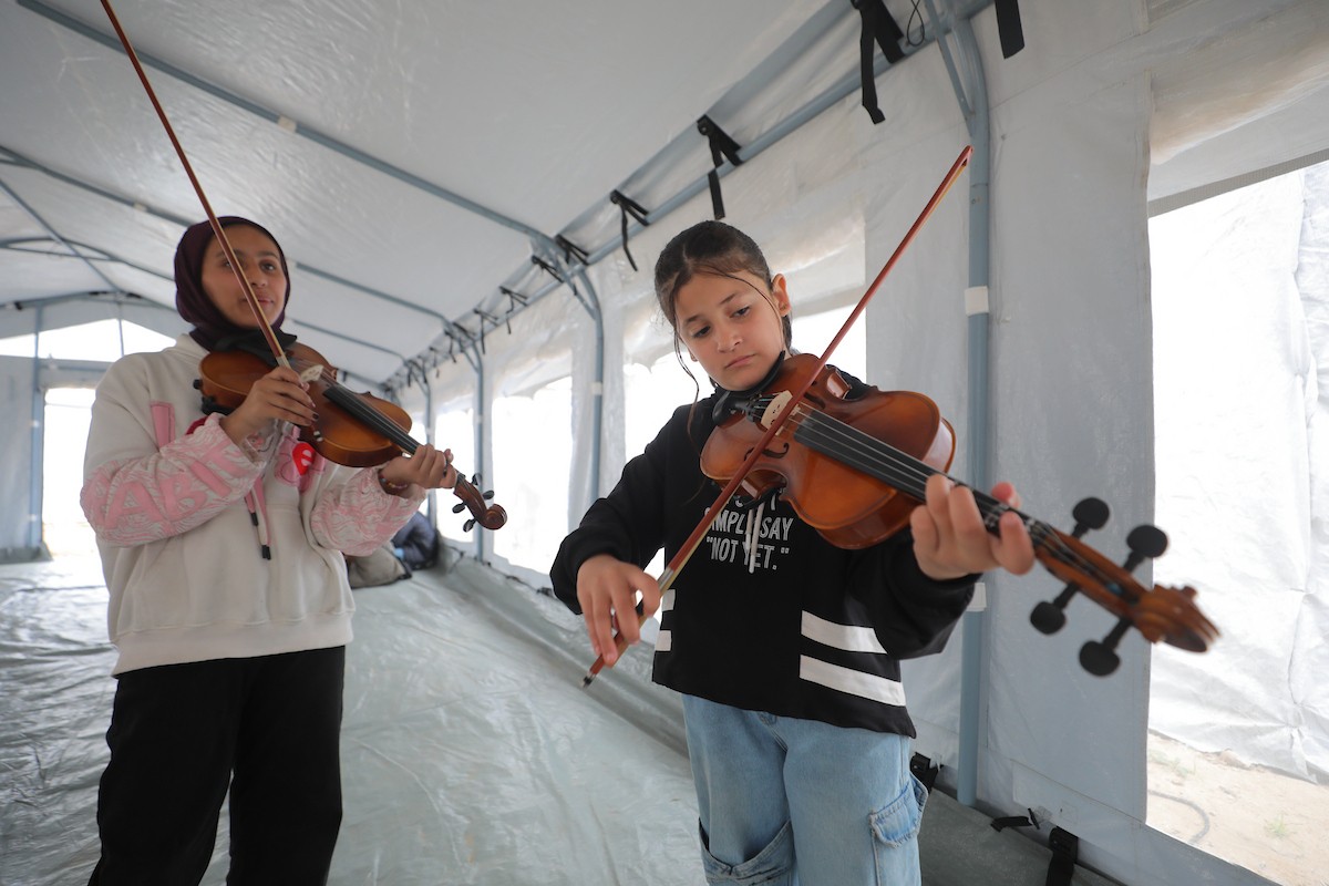 يشارك أطفال فلسطينيون في أنشطة ترفيهية ودعم نفسي اجتماعي في مخيم الزهور للنازحين في مخيم النصيرات للاجئين وسط قطاع غزة. 26 أبريل/نيسان 2026، (تصوير: حسن الجديدي)