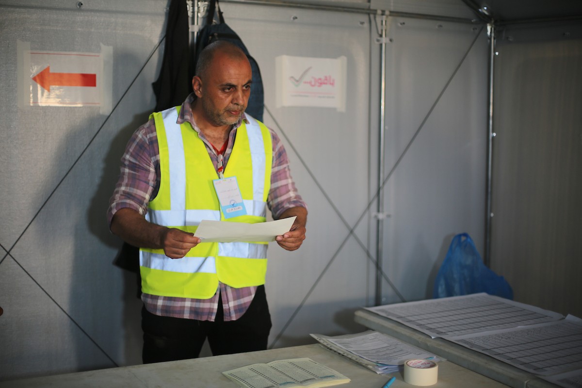 فرز أصوات الناخبين داخل مركز اقتراع في دير البلح، في 25 أبريل/نيسان 2026. وقد جرت الانتخابات البلدية اليوم في الضفة الغربية ووسط قطاع غزة، في أول انتخابات منذ بدء حرب غزة. (صورة: هادي داود)