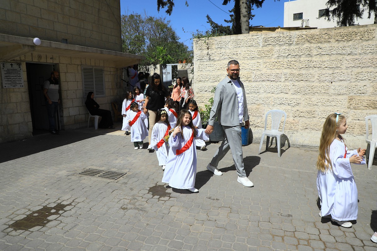 حضر مسيحيون أرثوذكس مقيمون في مدينة غزة، قداسًا في كنيسة القديس بورفيريوس احتفالًا بأحد الشعانين، الذي يُحيي ذكرى دخول السيد المسيح إلى القدس واستقبال الشعب له بأغصان النخيل، 5 أبريل/نيسان 2026. تصوير: هاشم زامو/apaimages